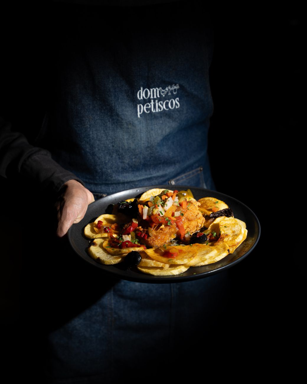 Un serveur en tablier Dom Petiscos