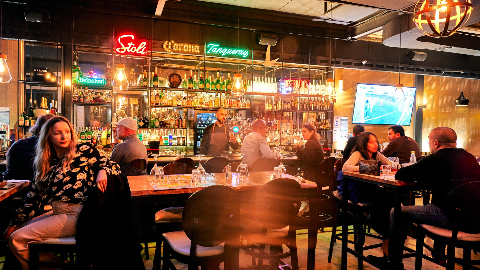 Le bar et ses néons un soir de service