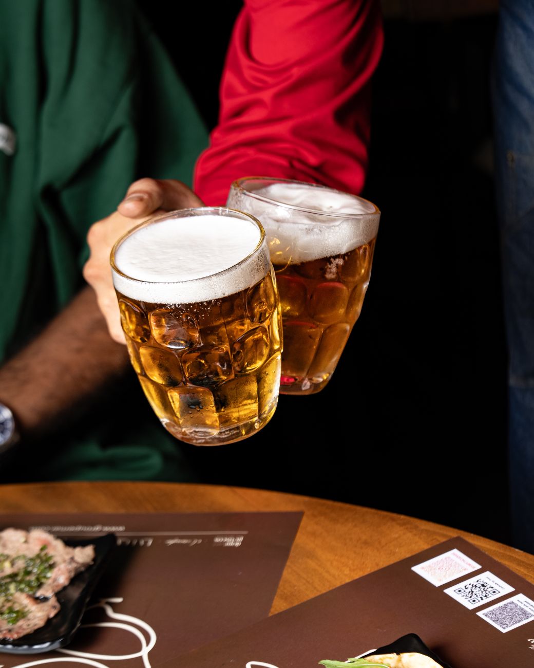 Deux bières qui trinquent
